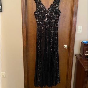 Vera Wang black lace gown